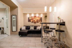 RoomBack Rooms - 2BR Apt with AC near Deak ter